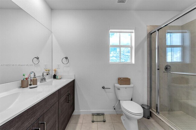 Building Photo - 809 SE 16th Ct