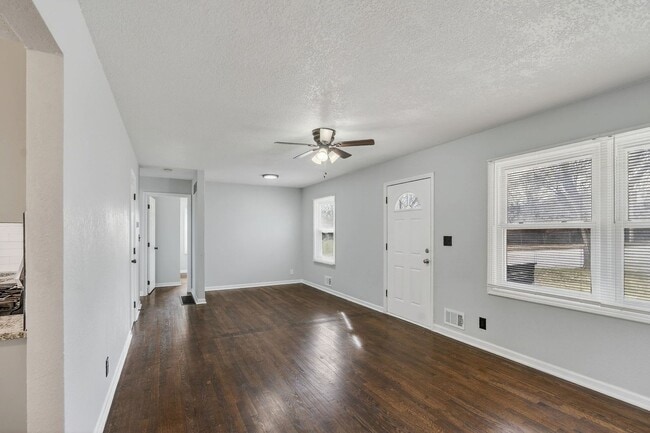 Building Photo - Hard-to-Find 6-Bedroom Home in Grandview!