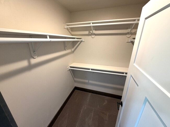 Building Photo - Single Level 3 Bed / 2 bath Home; Pet Friendly, Fenced back yard, Double car Garage