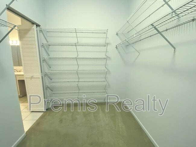 Building Photo - 642 Weathersfield Dr