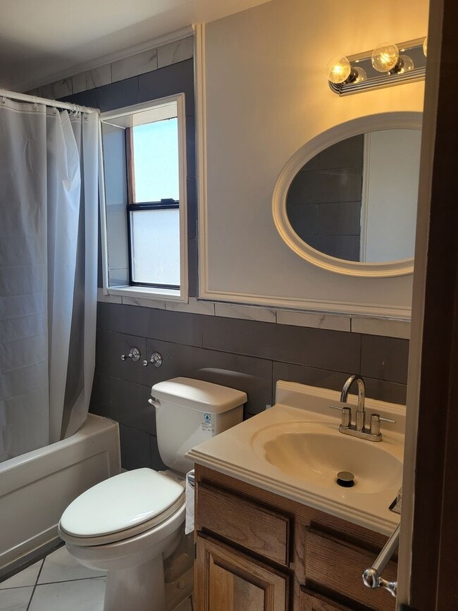 Building Photo - ? Spacious 3-Bedroom Rambler with Vaulted ...
