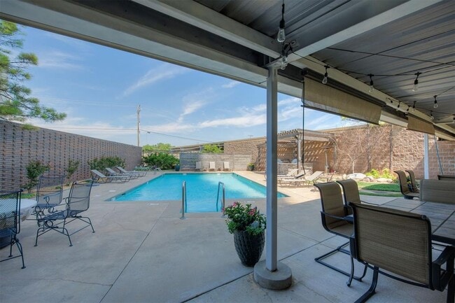 Building Photo - 5900 Mosteller Dr