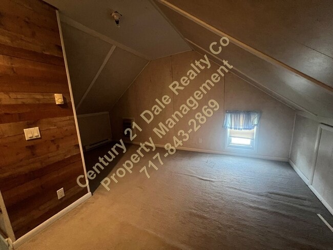 Building Photo - 2 Bedroom 1 Bath apartment with off street...