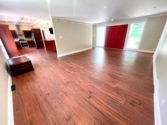 Building Photo - Cranberry - 6 bedroom 4 bathroom - Stunnin...