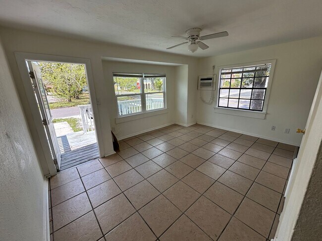 Building Photo - Cozy and stylish duplex in Bradenton, your home away from home! Pet friendly