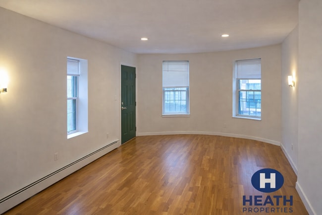 Building Photo - Central Location, Eat-in Kitchen, Laundry on a Site, Steps from the Bus Stop