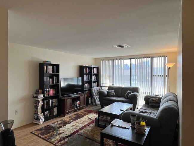 Building Photo - 170 Gore St