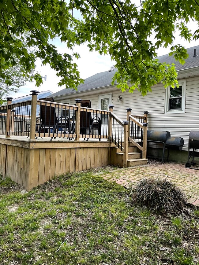Building Photo - 827 Arondale Crescent