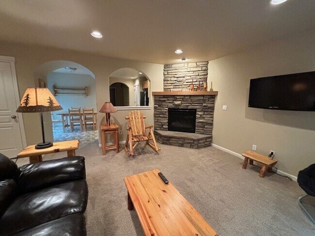 Building Photo - $500 OFF First Full Month's Rent | 12 Month Lease | Crescent Creek Community