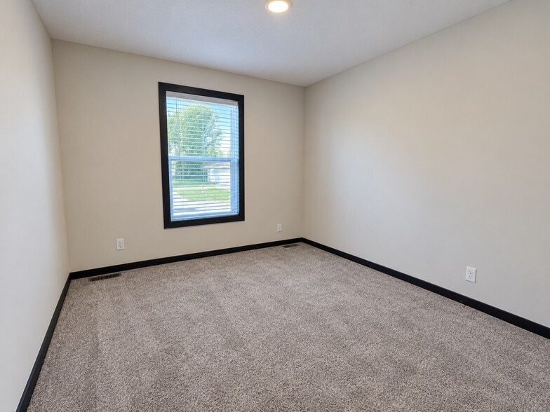 Building Photo - 2315 Ironwood Dr