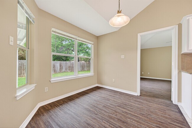 Building Photo - 11655 Lakeview Manor Dr