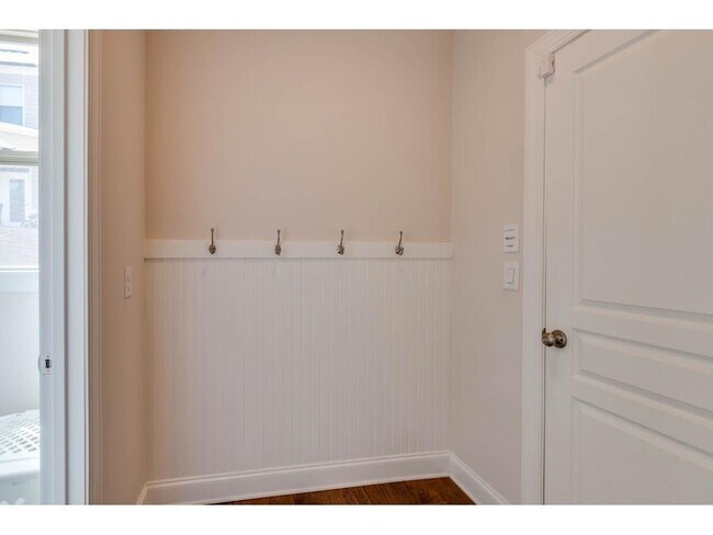 Building Photo - 656 Leland Pkwy