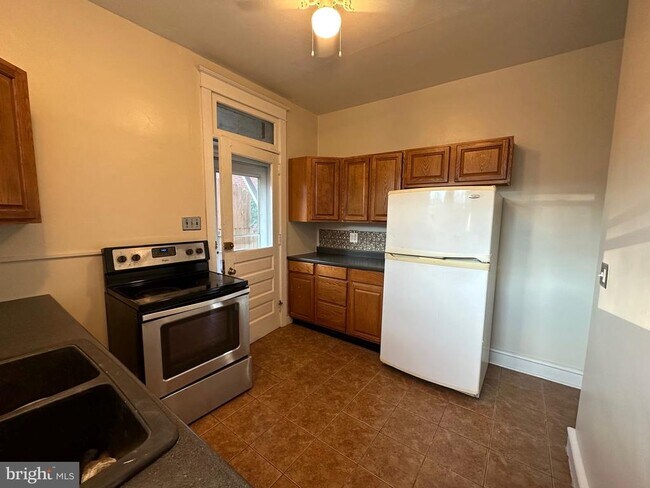 Building Photo - 451 Main St