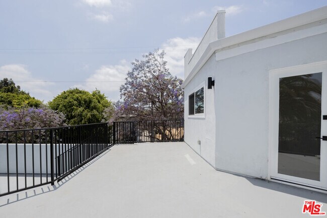 Building Photo - 1346 N Stanley Ave