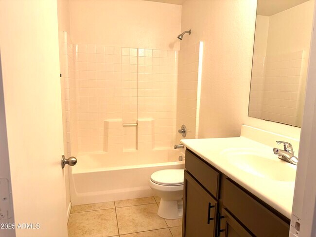 Building Photo - 2432 W Tamarisk Ave