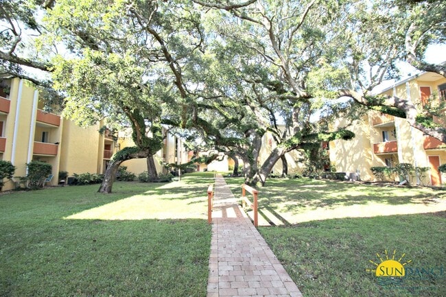 Building Photo - 1 mile East of Hurlburt AFB, beautiful Cedars condo!