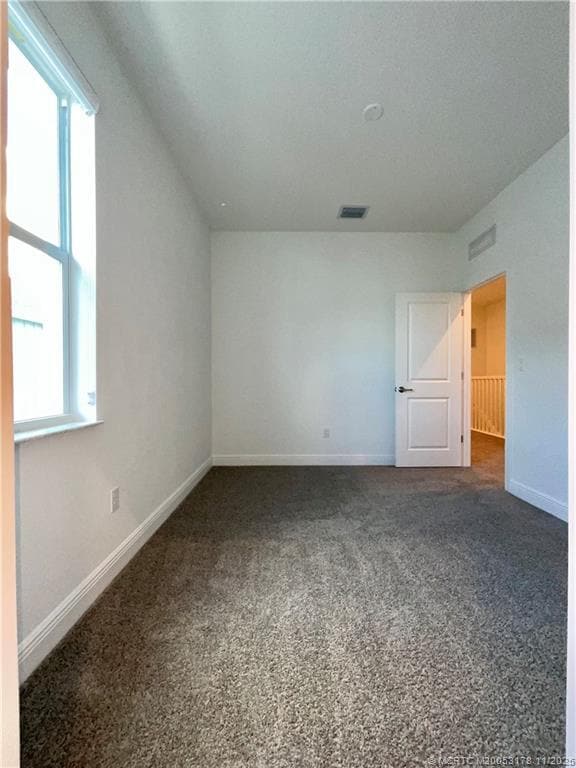 Building Photo - 860 SW St Creek Dr