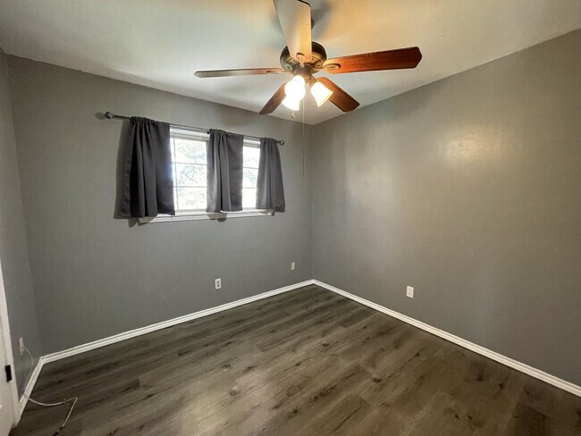 Building Photo - 113 Deerwood Ln