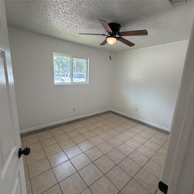 Building Photo - 1301 Greenlawn Pkwy