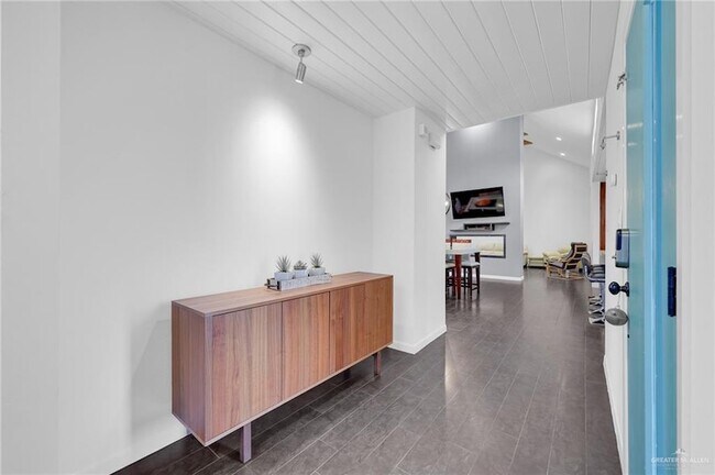 Building Photo - 2411 W Holland Ave