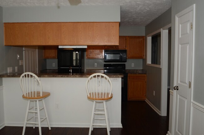 Building Photo - HUGE DETACHED GARAGE with 12' Door! 3 Bed/...