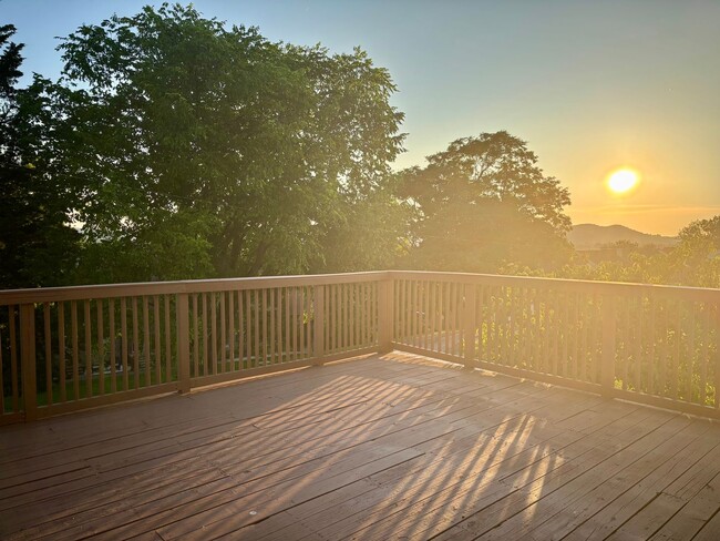 Building Photo - Brentwood/Crieve Hall end unit Condo -avai...