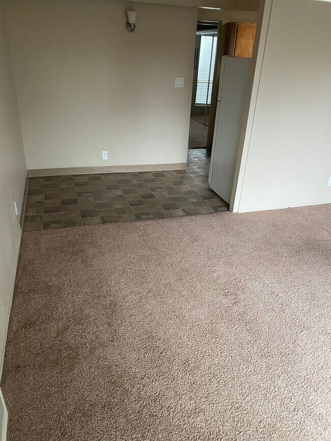 Building Photo - (690) Circle Court - 1 Bedroom / 1 Bathroom