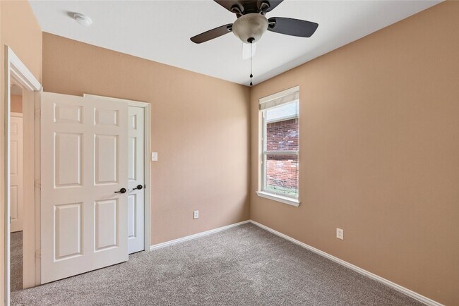 Building Photo - 417 Hackberry Dr