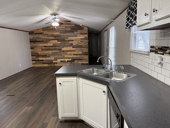 Building Photo - 200 Royalwood St