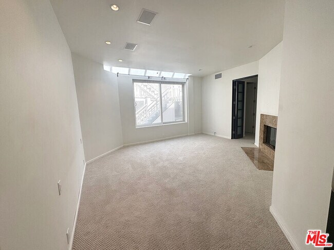Building Photo - 3505 Ocean Front Walk