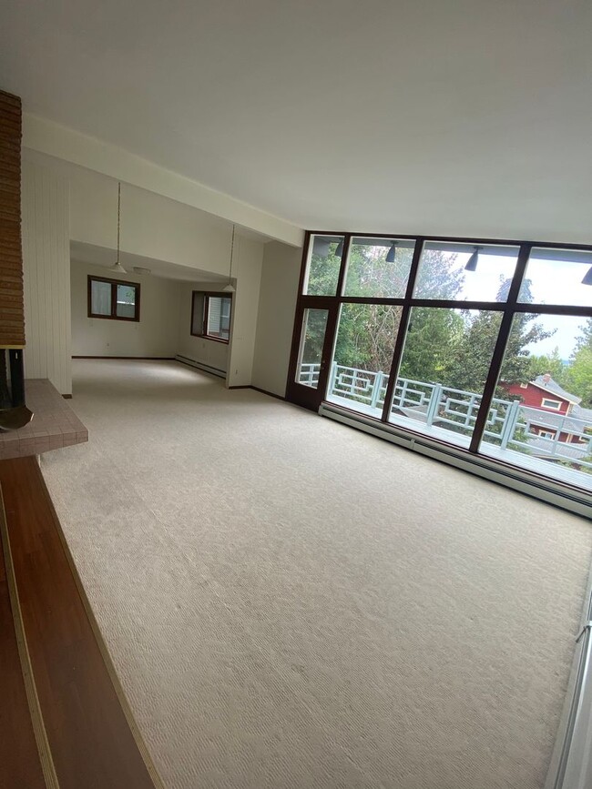Building Photo - Stunning 3 bed, 2 bath home in historic Ro...