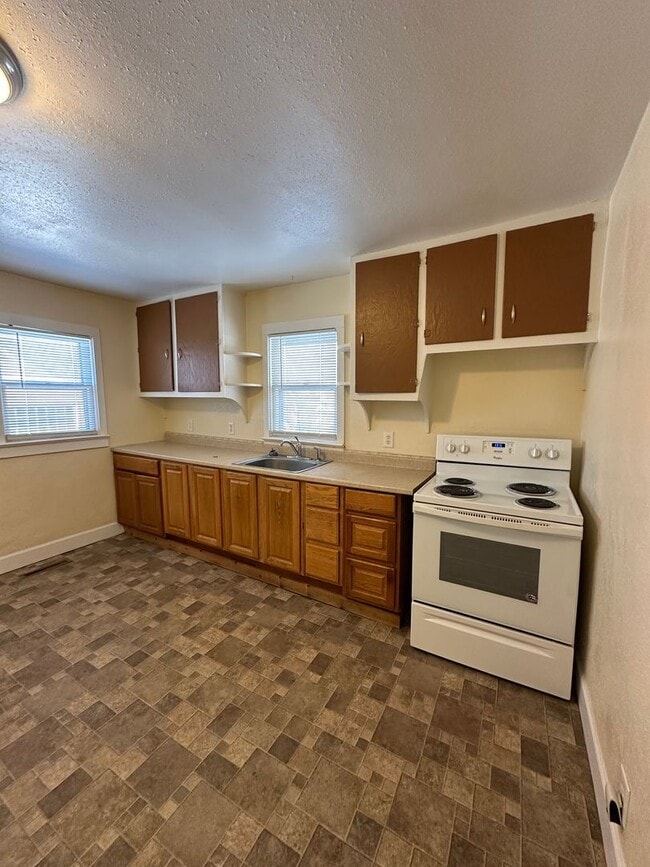 Building Photo - Renovated 2 bedroom, 1 bathroom home on Southside