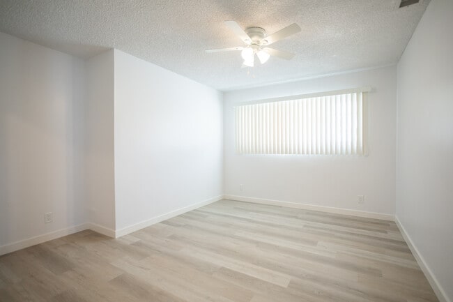 Building Photo - 11801 Rexford Rd