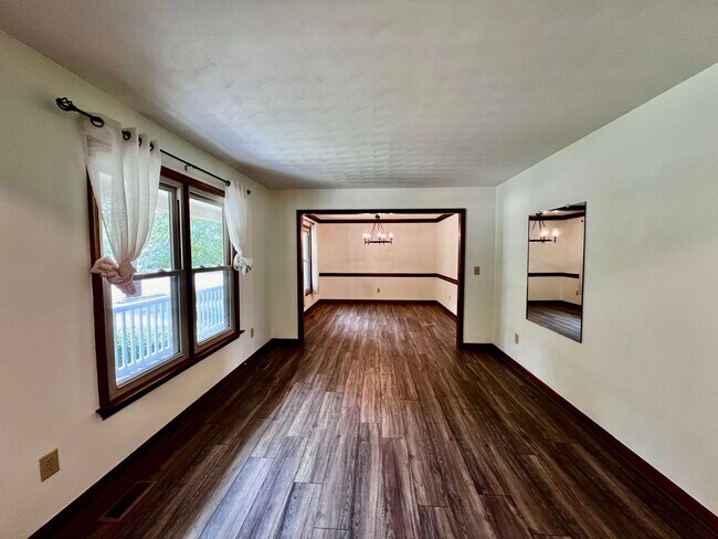 Building Photo - 4 bedroom ranch in the desirable Bellamy W...