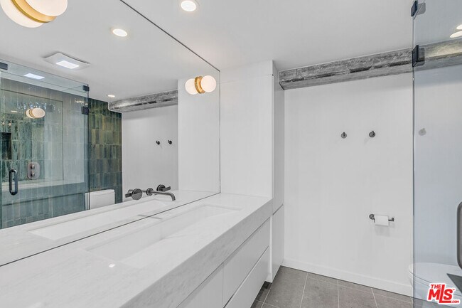 Building Photo - 7135 Hollywood Blvd