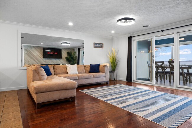 Primary Photo - 7633 S W Bay Shore Dr