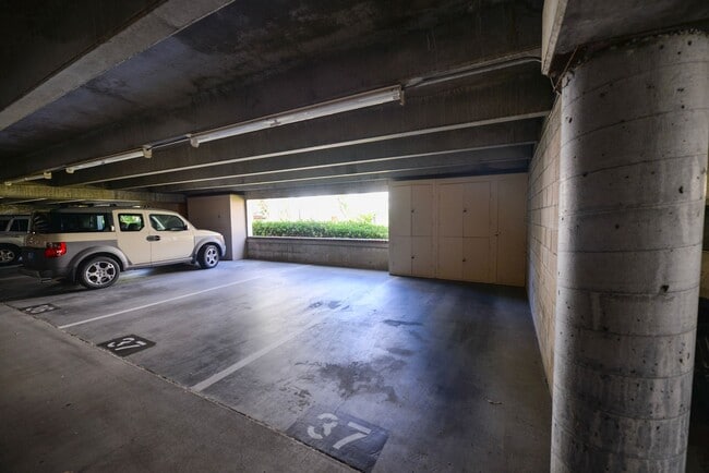 Building Photo - Fully Remodeled unit in the beautiful gate...
