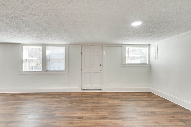 Building Photo - Newly Renovated 2bd/1ba Apt Unit at Charmi...