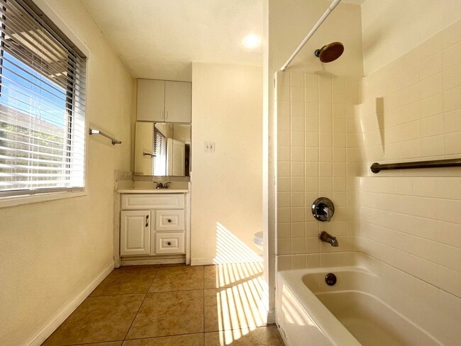 Building Photo - 4 bed, 3 bath in Loma Linda, CA!