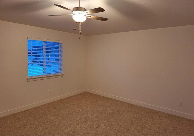 Building Photo - 4 bedroom/2.5 bathroom Townhome in Eagle M...