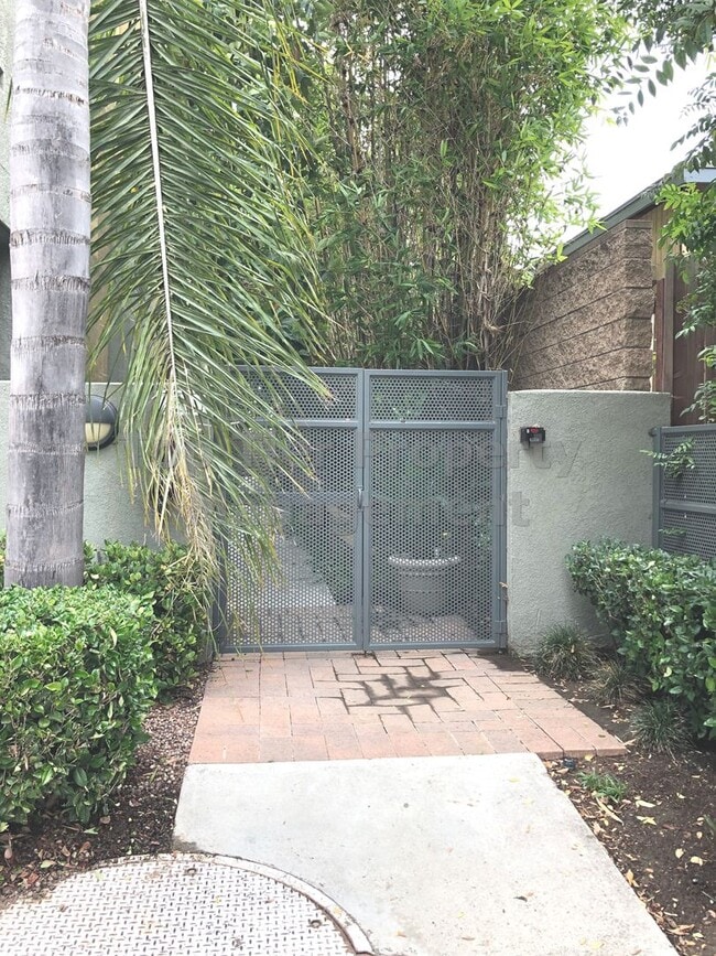 Building Photo - **Gated 3 bed, 3 bath Townhome with 2-Car ...