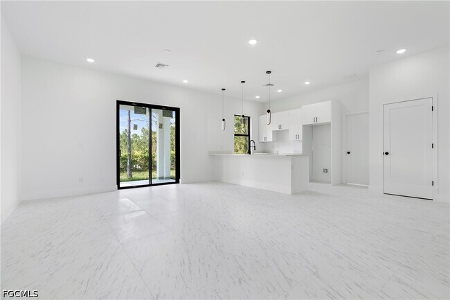 Building Photo - 3175 Sunshine Blvd N
