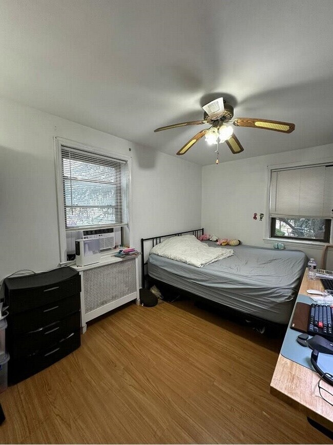 Building Photo - 418 Main St