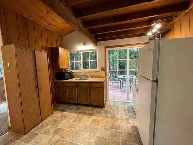Building Photo - One bedroom Private Hilltop home washer, d...