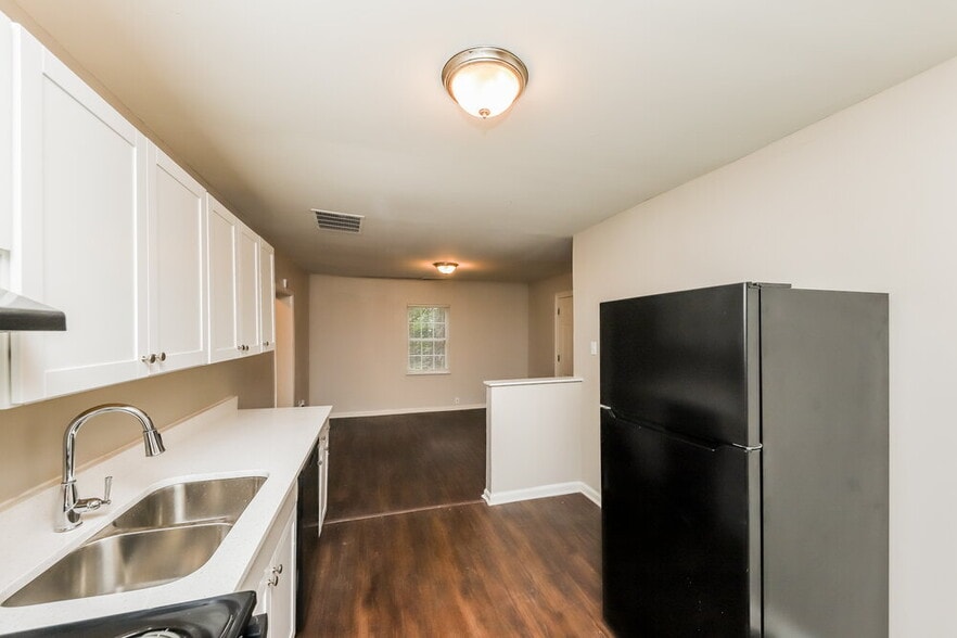 Building Photo - 730 Parker St