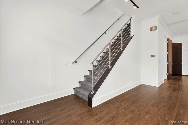 Building Photo - 431 S Eton St