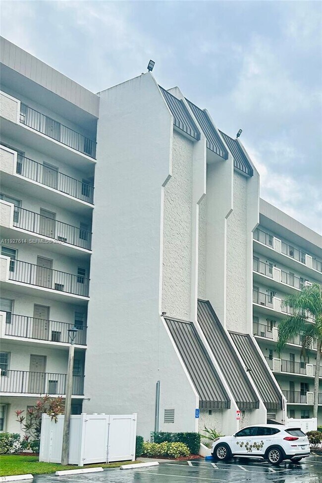 Building Photo - 3100 W Rolling Hills Cir