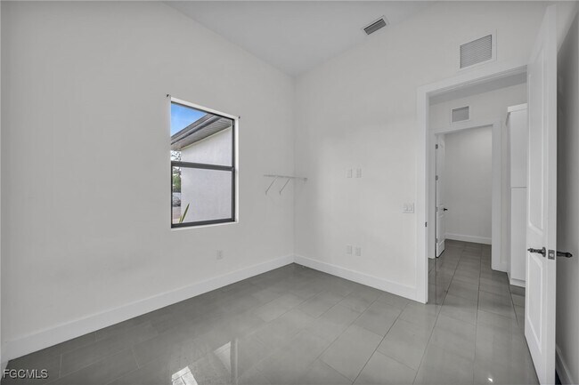 Building Photo - 3103 Hanna Ave S