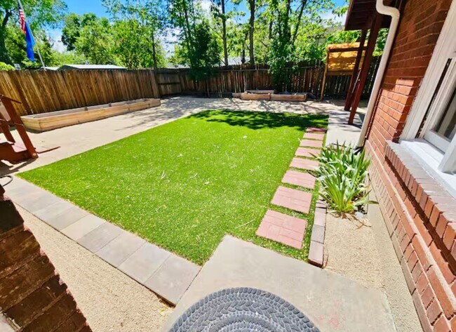 Building Photo - Midtown Gorgeous Home on Large Lot