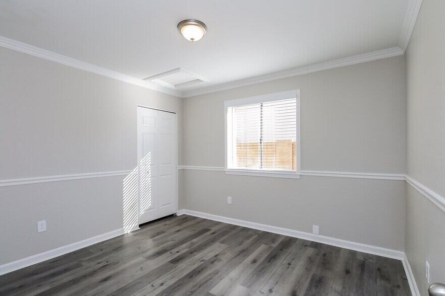 Building Photo - 440 E San Pedro Ave